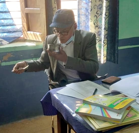 बिजनौर के ग्राम धर्मनगरी के कंपोजिट विद्यालय के निरीक्षण के दौरान मिड डे मिल खाकर चेक करते शासन स बिजनौर के ग्राम धर्मनगरी के कंपोजिट विद्यालय के निरीक्षण के दौरान मिड डे मिल खाकर चेक करते शासन स
