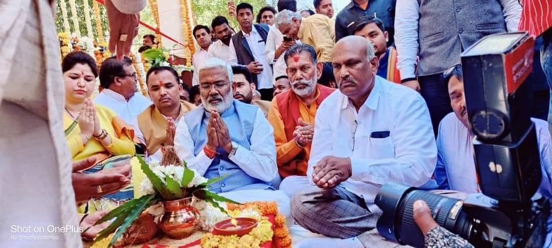 ग्राम बिरधा में पूजन करते भाजपा प्रदेशाध्यक्ष स्वतंत्र देव सिंह साथ में राज्यमंत्री मनोहरलाल प?