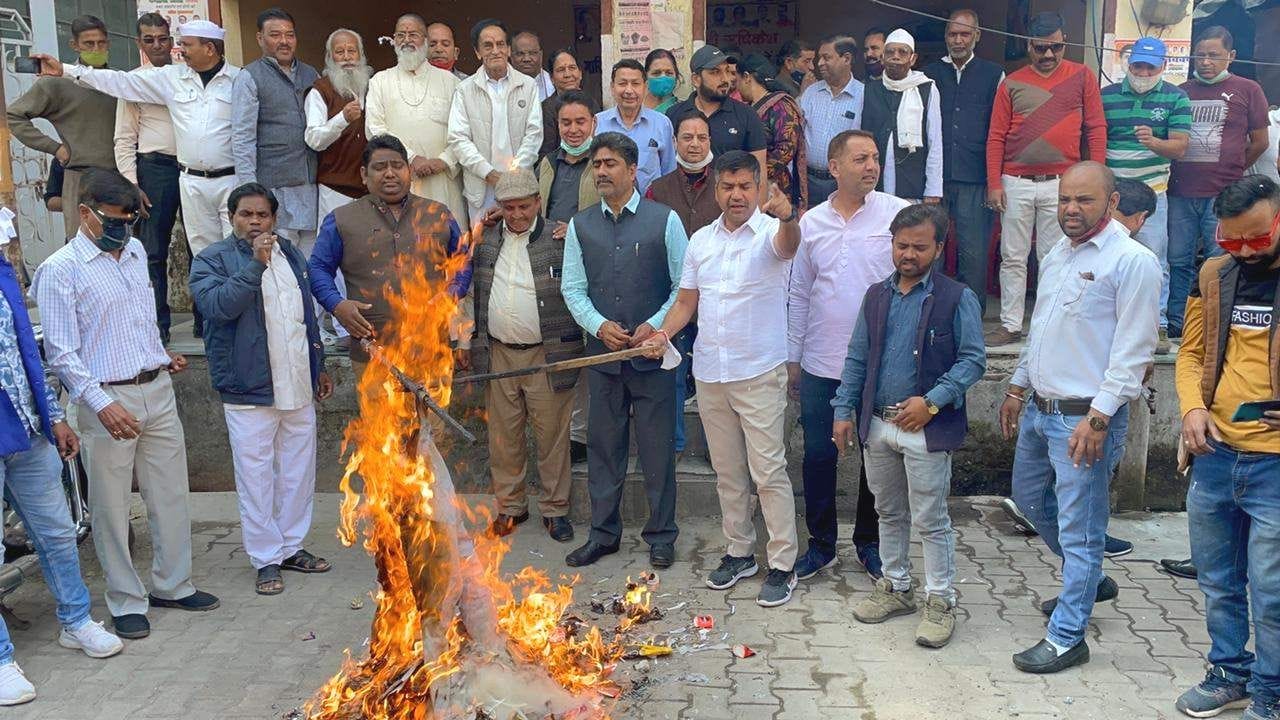रेलवे रोड स्थित कांग्रेस भवन के बाहर प्रदेश सरकार का पुतला फूंकते कांग्रेसी । रेलवे रोड स्थित कांग्रेस भवन के बाहर प्रदेश सरकार का पुतला फूंकते कांग्रेसी ।