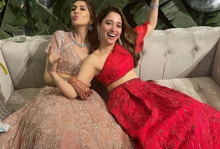 Tamannaah Bhatia Having Fun In Friend Wedding Looking Beautiful Perfect Bridesmaid Look - सहेली की शादी में जमकर मस्ती कर रहीं तमन्ना भाटिया, खूबसूरती देख नजरें हटाना हुआ मुश्किल ...