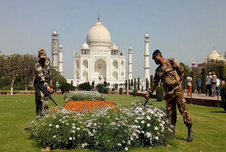 Taj Mahal Opens After Phone Call Of Bomb Tourist In Panic - ताजमहल:  पर्यटकों के चेहरों पर दिखी दहशत, बम की फर्जी सूचना के बाद हुई चप्पे-चप्पे  पर तलाशी, तस्वीरें - Amar