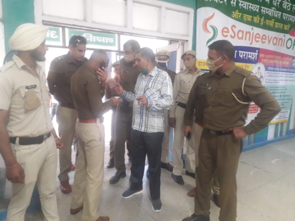 नागरिक अस्पताल में पहुंची सिविल लाइन थाना पुलिस।