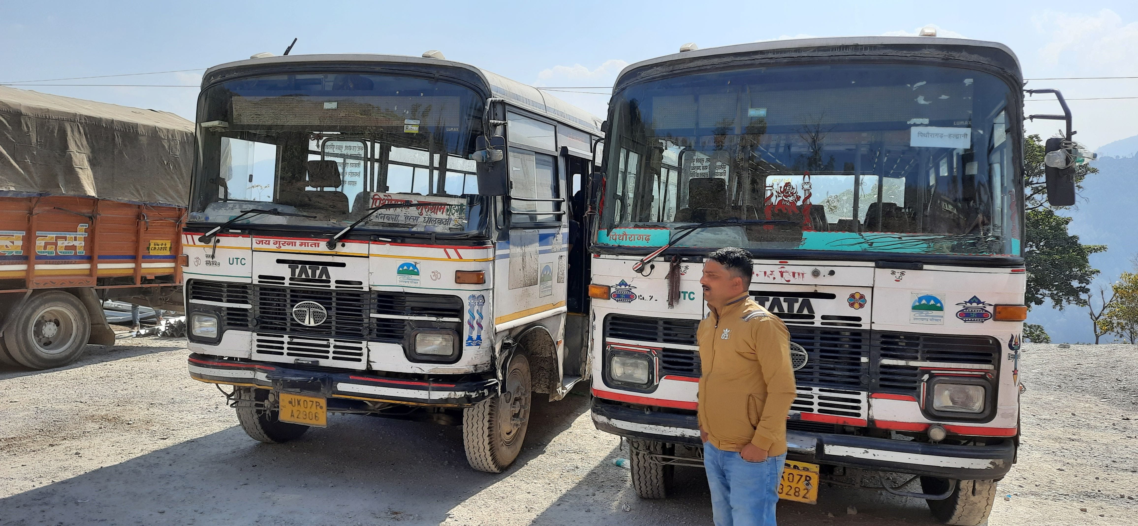 चुपकोट बैंड के समीप खड़ी रोडवेज की बसें।  संवाद