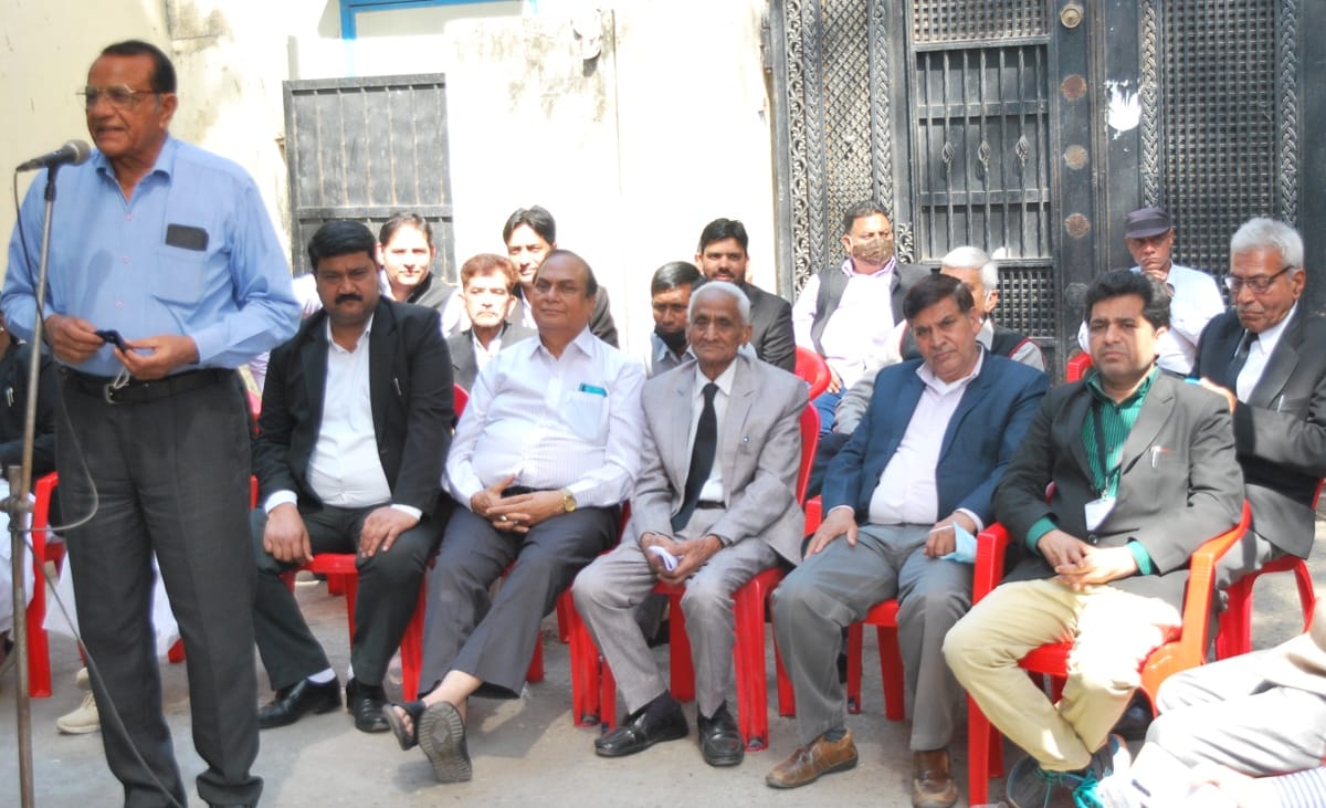 कोर्ट परिसर के बाहर प्रदर्शन करते जिला बार संघ के अधिवक्तागण। कोर्ट परिसर के बाहर प्रदर्शन करते जिला बार संघ के अधिवक्तागण।