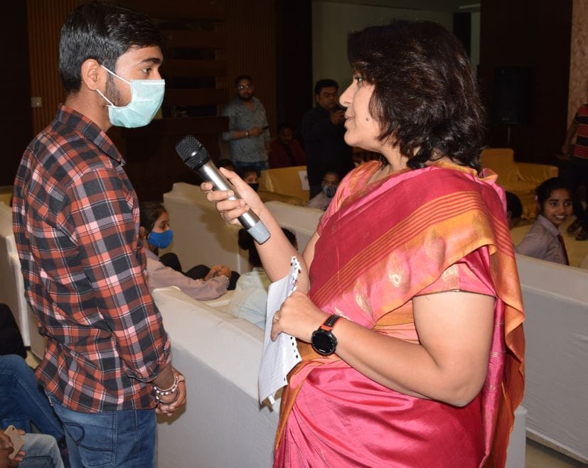 ुद्रपुर में बेरोजगारी संवाद कार्यक्रम में युवा से संवाद करतीं सुप्रिया श्रीनेत।