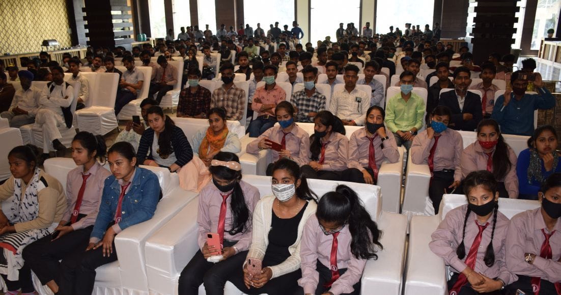 रुद्रपुर में बेरोजगारी संवाद कार्यक्रम में मौजूद युवा।