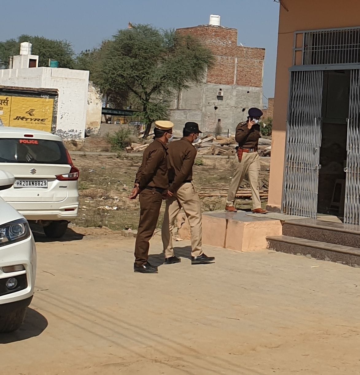 बरवाला: शहर के एक होटल के बाहर कार्रवाई के लिए पहुंची पुलिस। बरवाला: शहर के एक होटल के बाहर कार्रवाई के लिए पहुंची पुलिस।