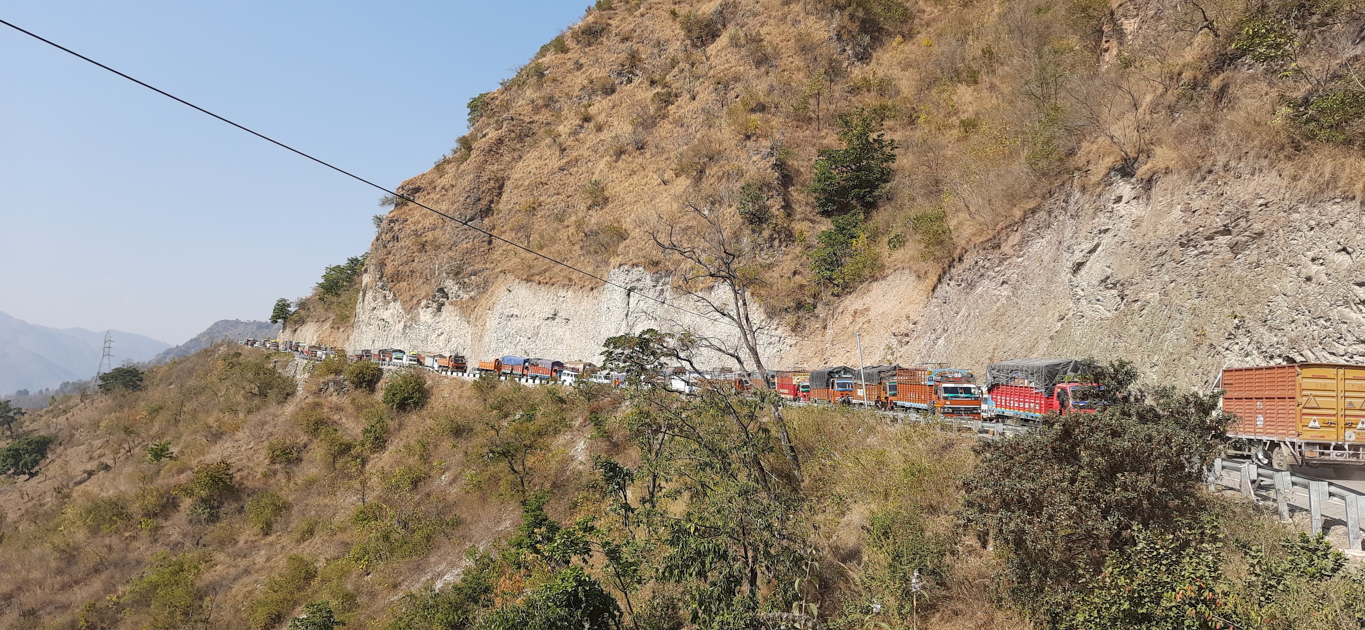 पिथौरागढ़-घाट एनएच में लगी ट्रकों की कतार। संवाद