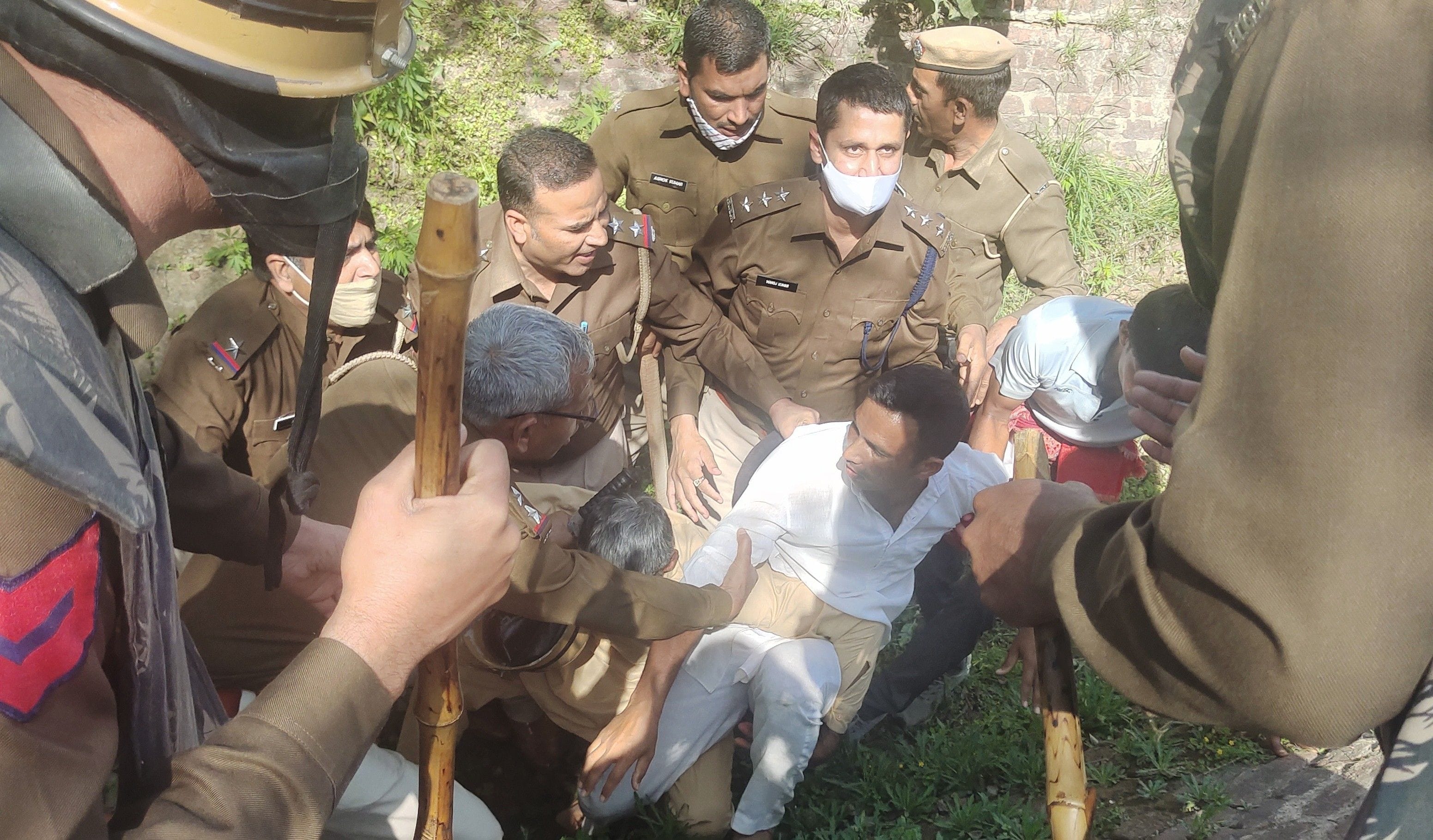 ढाणीमाहू माइनर में खड़े होकर पाइप लाइन डालने का विरोध कर रहे किसानों को उठाकर बाहर निकालती पुलिस?