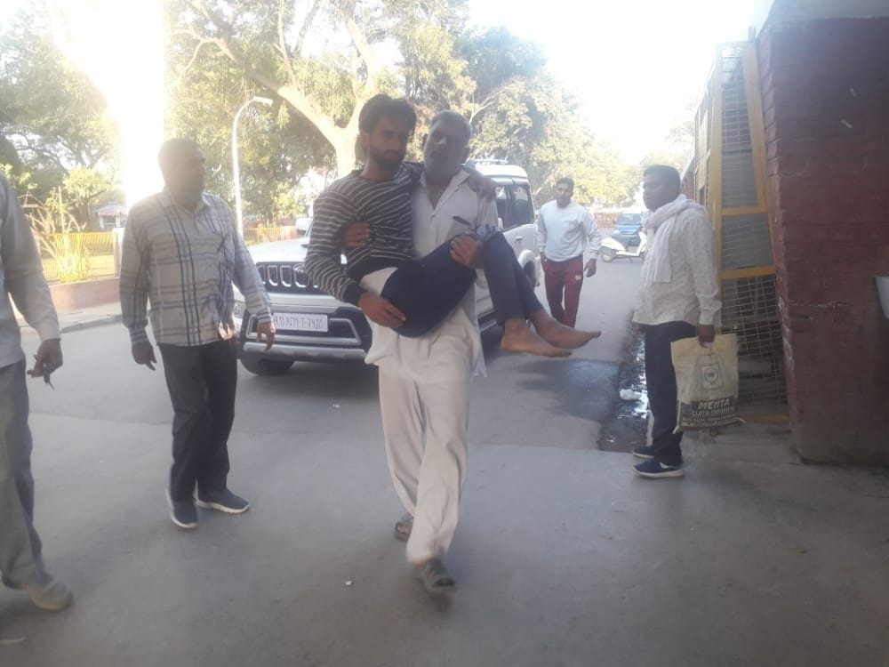 घायल को अस्पताल ले जाते परिजन।