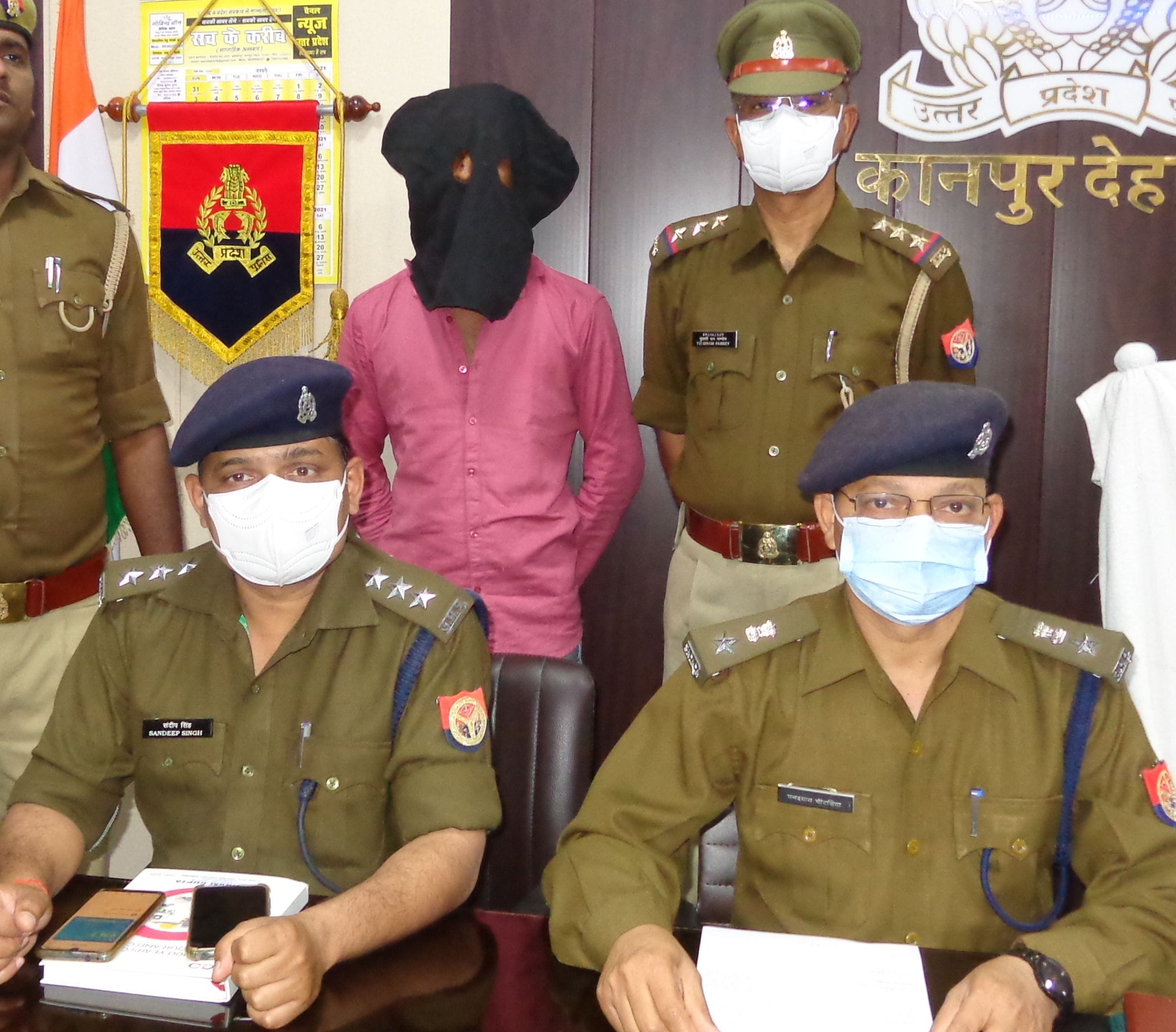 घटना का खुलासा करते एएसपी घनश्याम चौरसिया मौजूद सीओ संदीप सिंह व कोतवाल। घटना का खुलासा करते एएसपी घनश्याम चौरसिया मौजूद सीओ संदीप सिंह व कोतवाल।