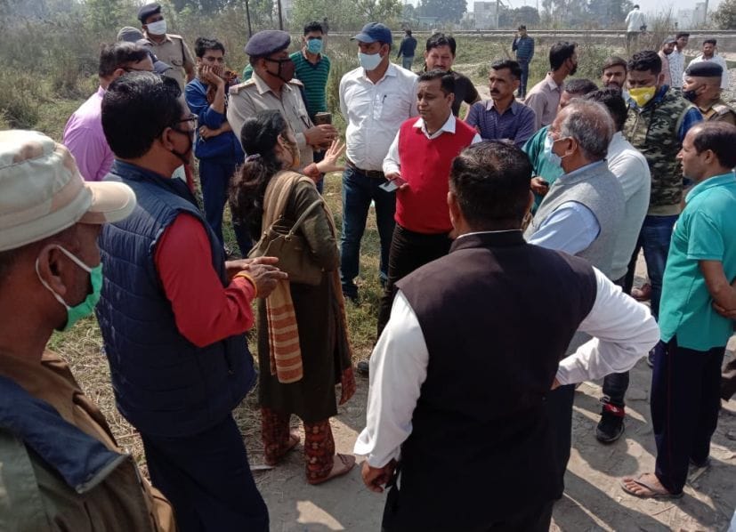 रुद्रपुर में रेलवे पटरी के पास हंगामा कर रहे लोगों को समझाती तहसीलदार अमृता शर्मा।