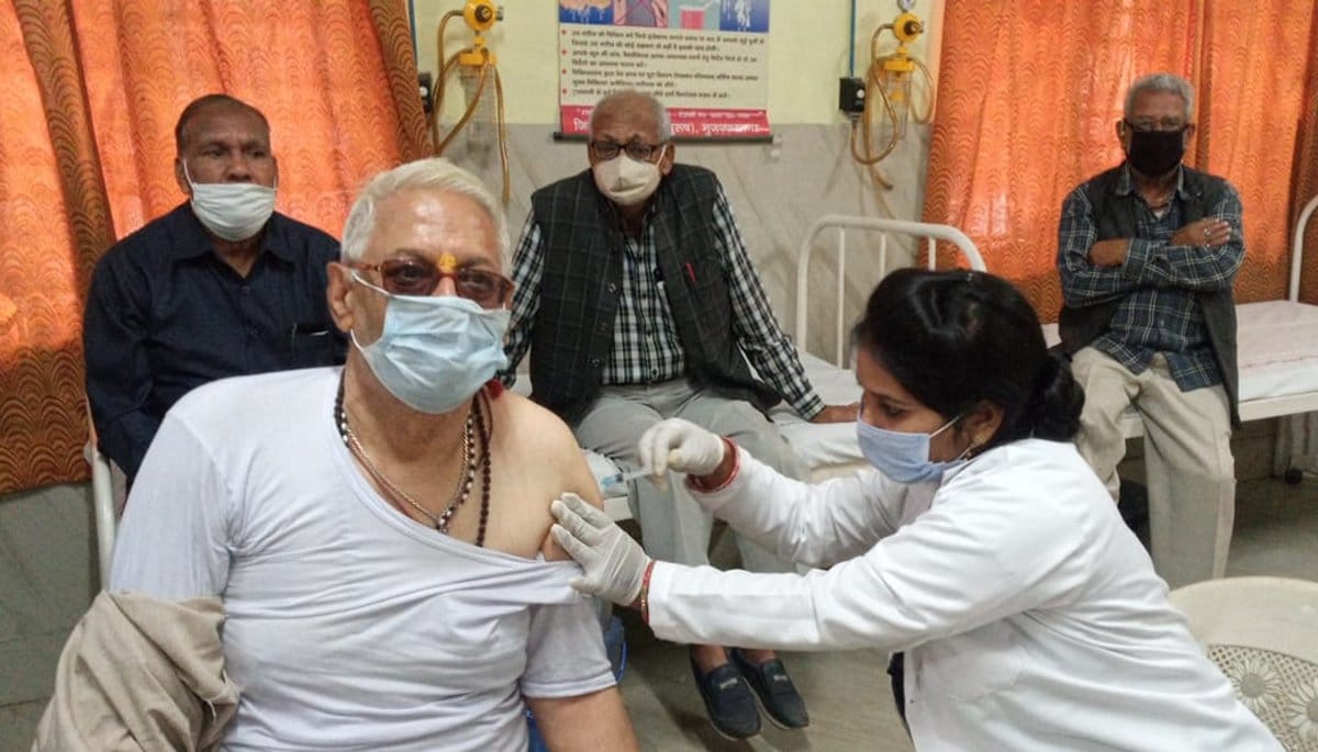 जिला चिकित्सालय में टीकाकरण करती स्वास्थकर्मी। जिला चिकित्सालय में टीकाकरण करती स्वास्थकर्मी।