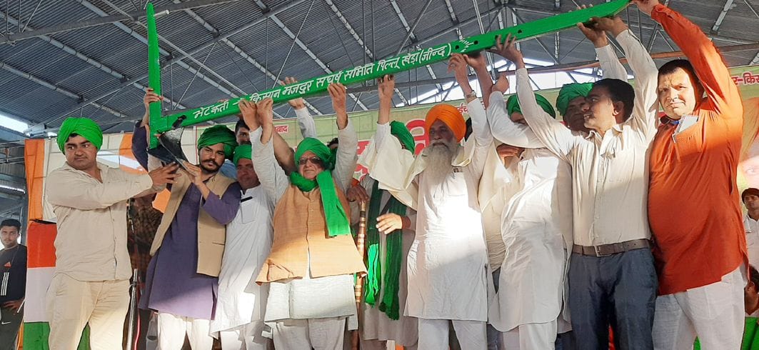 पिल्लूखेड़ा मंडी में किसान रैली के दौरान किसान नेताओं को स्मृति चिह्न में हल देते आयोजक। पिल्लूखेड़ा मंडी में किसान रैली के दौरान किसान नेताओं को स्मृति चिह्न में हल देते आयोजक।