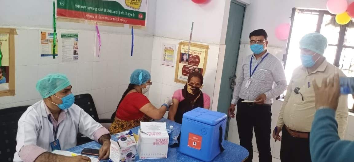 बानपुर में लक्ष्मी को पहला टीका लगातीं एएनएम सरोज बुंदेला। बानपुर में लक्ष्मी को पहला टीका लगातीं एएनएम सरोज बुंदेला।