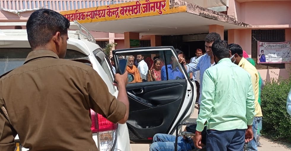 पुलिस हिरासत में युवक की तबियत बिगड़ने पर बरसठी स्वास्थ्य केंद्र लेकर पंहुची पुलिस। संवाद