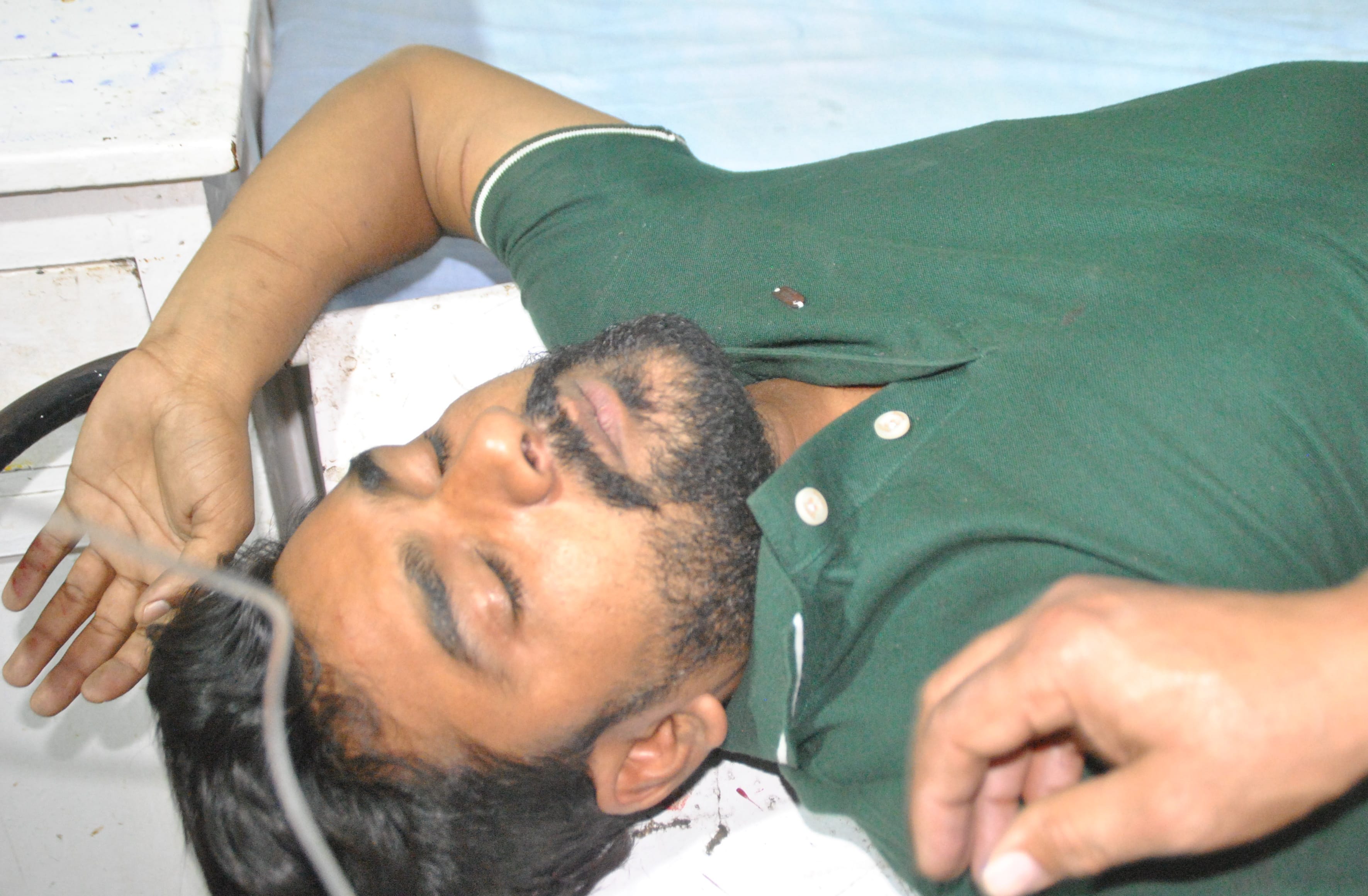 शामली सीएचसी में गोली लगने से घायल युवक शामली सीएचसी में गोली लगने से घायल युवक