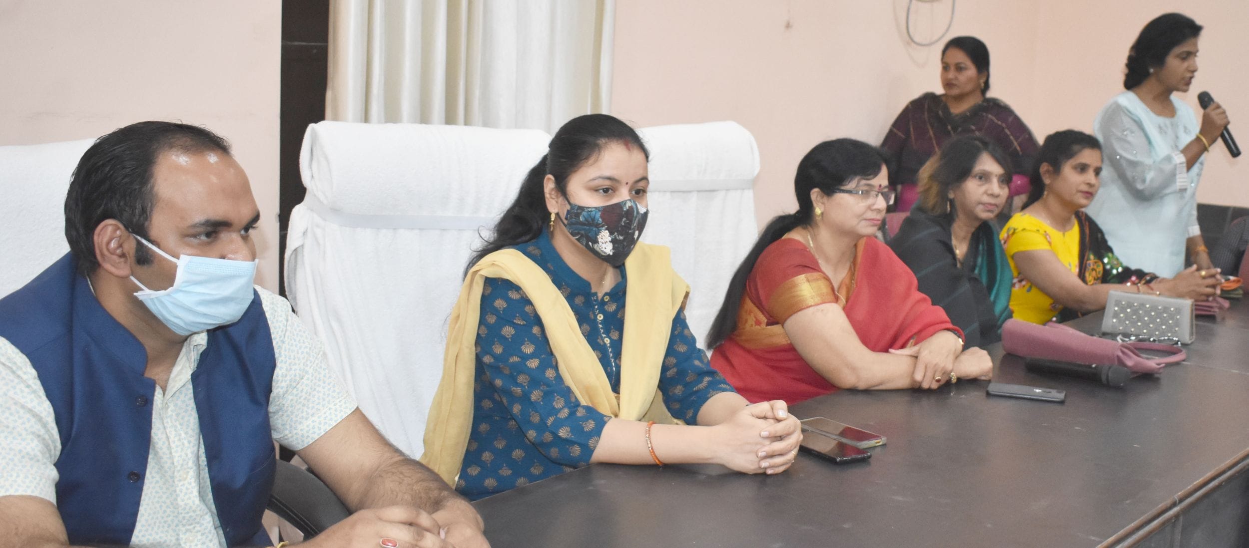 सदर तहसील में मिशन शक्ति कार्यक्रम में मौजूद तहसीलदार विदुषी सिंह व अन्य। संवाद सदर तहसील में मिशन शक्ति कार्यक्रम में मौजूद तहसीलदार विदुषी सिंह व अन्य। संवाद