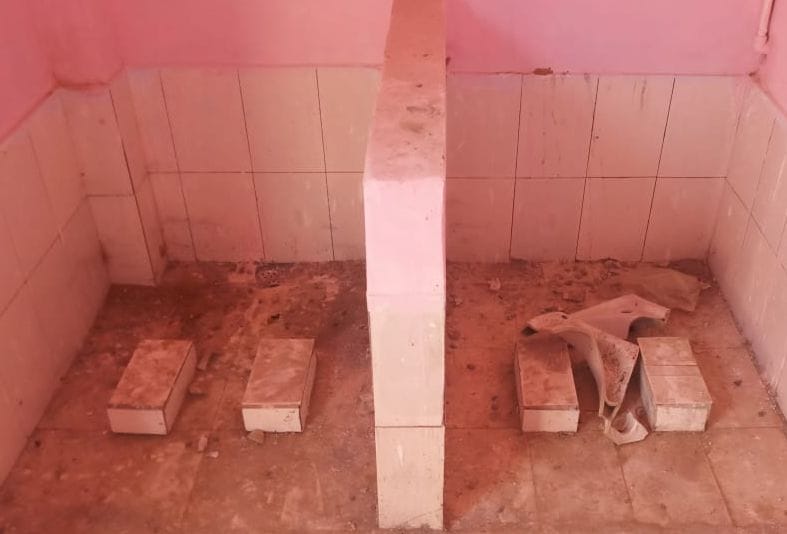 रामापुर रहोलिया में मॉडल शौचालय के अंदर ऐसी है दशा। संवाद रामापुर रहोलिया में मॉडल शौचालय के अंदर ऐसी है दशा। संवाद