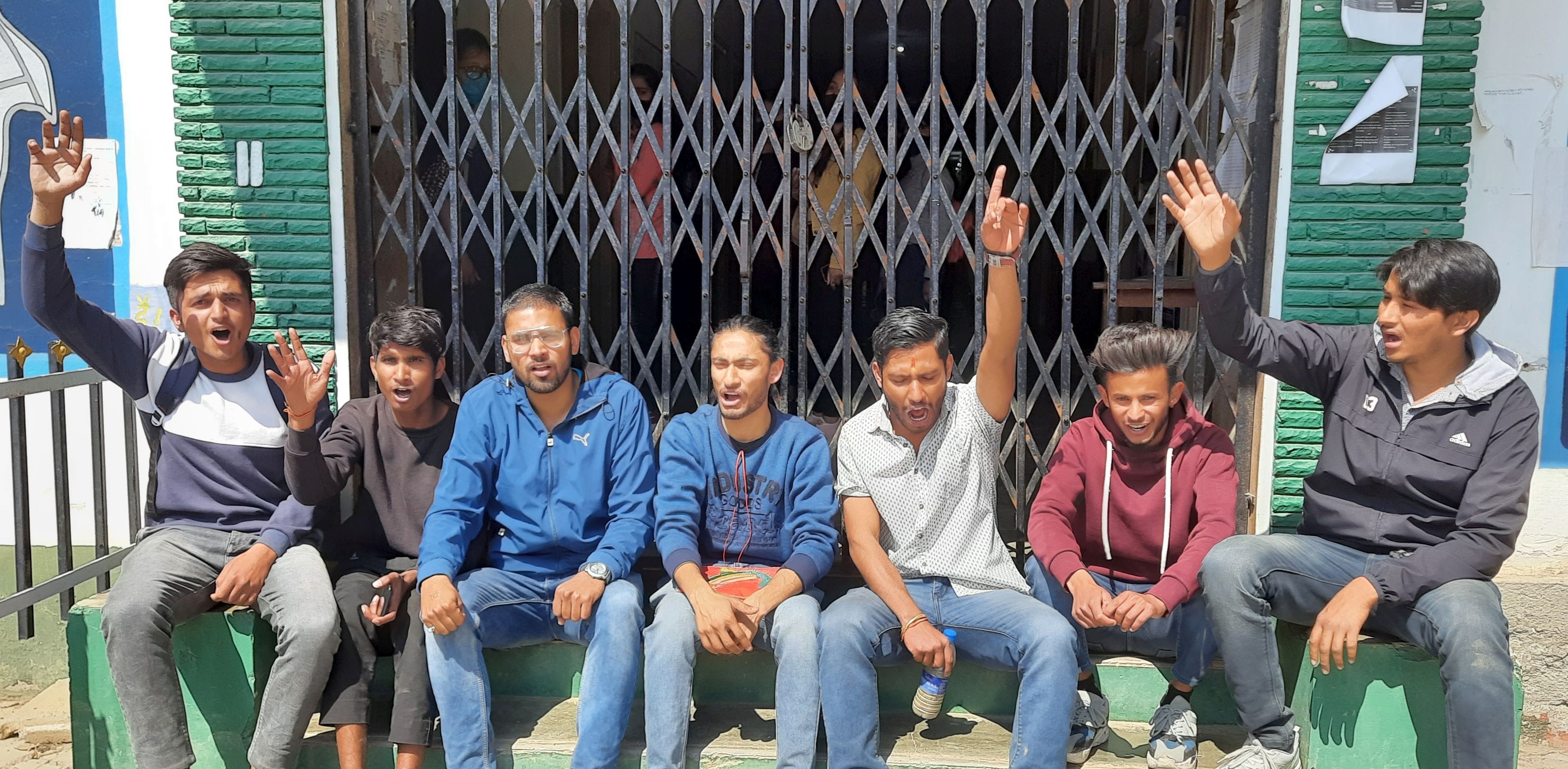 परुथौरागढ़ महाविद्यालय में मांगों को लेकर तालाबंदी करते छात्र। परुथौरागढ़ महाविद्यालय में मांगों को लेकर तालाबंदी करते छात्र।