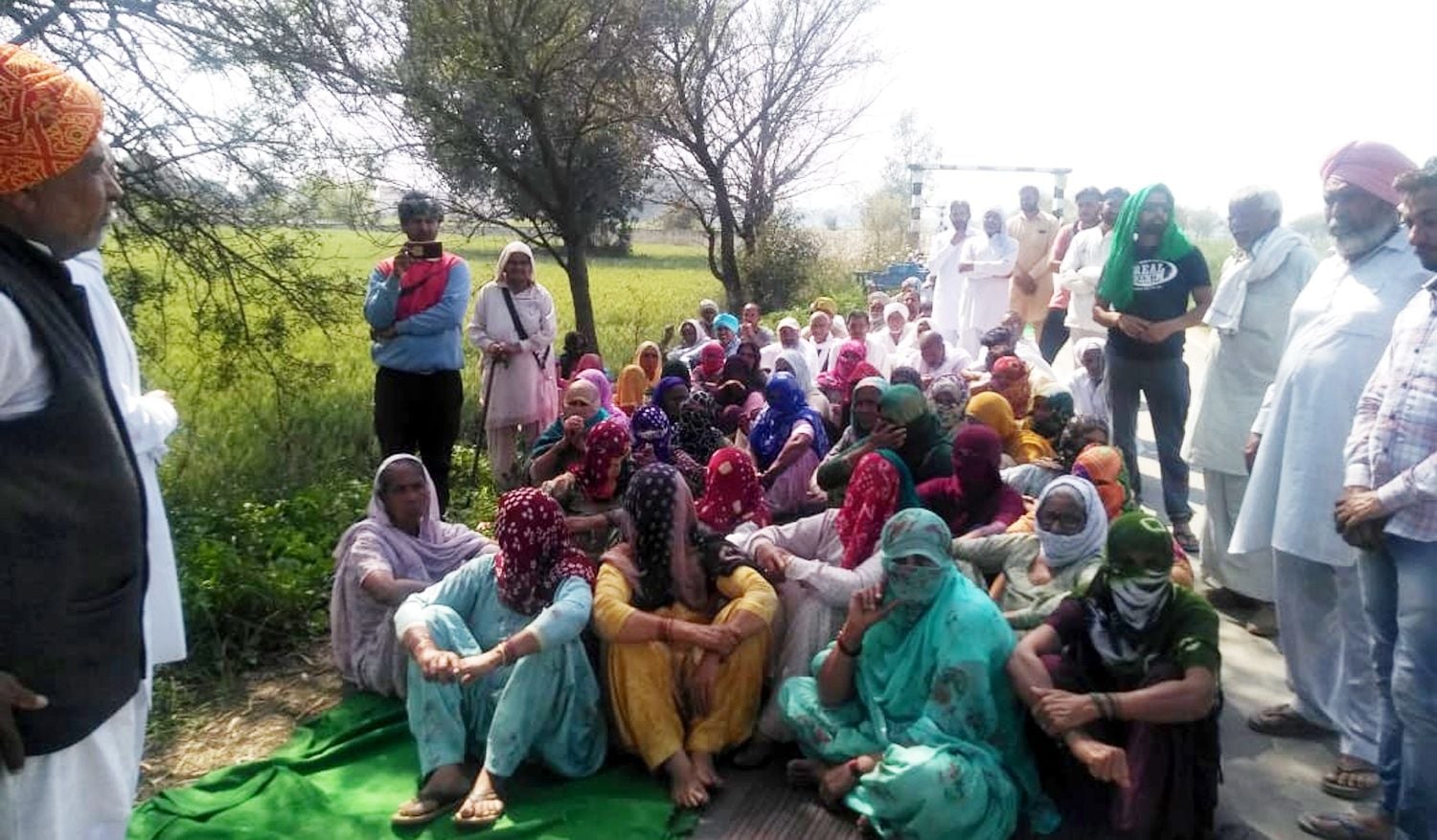 गुरथली मार्ग पर विरोध जताने के लिए पहुचे किसान। संवाद गुरथली मार्ग पर विरोध जताने के लिए पहुचे किसान। संवाद