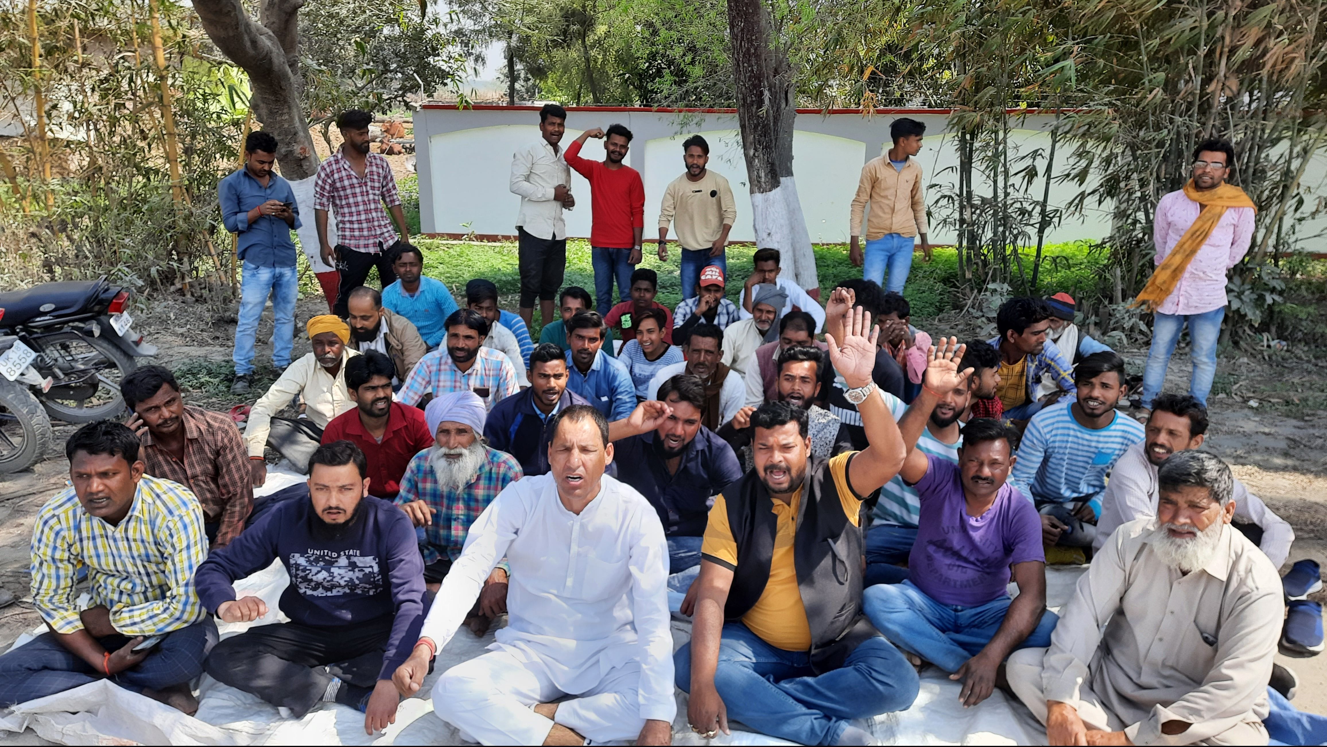मार्ग निर्माण की मांग को लेकर प्रदर्शन करते ग्रामीण। मार्ग निर्माण की मांग को लेकर प्रदर्शन करते ग्रामीण।