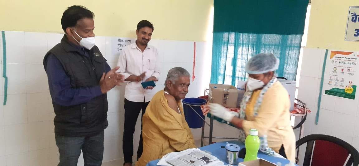 कोरोना वैक्सीन लगवाते पूर्व विधायक। कोरोना वैक्सीन लगवाते पूर्व विधायक।