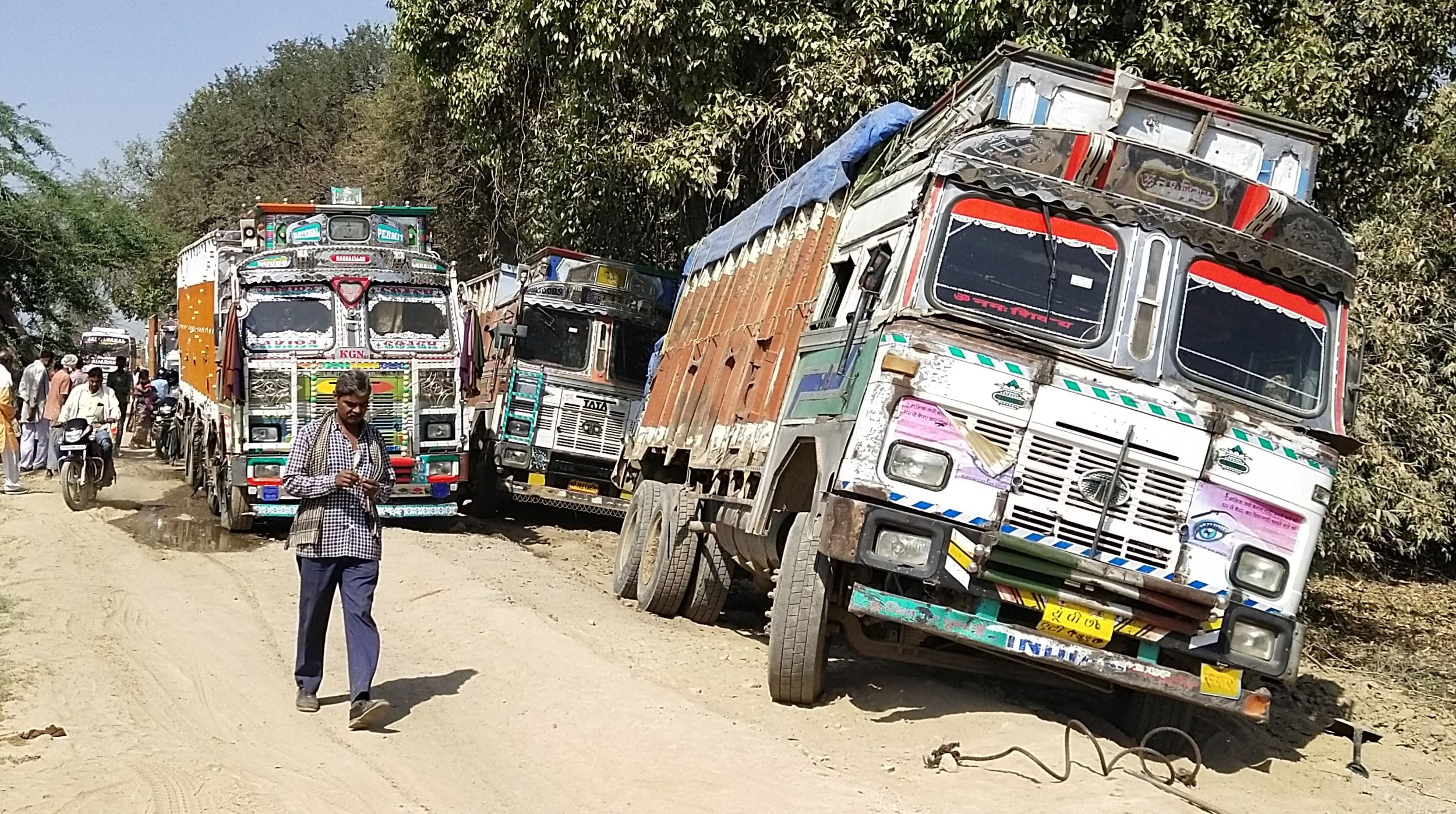 प्रेम मऊ कटरा में सड़क में फंसा ट्रक लगा जाम। संवाद