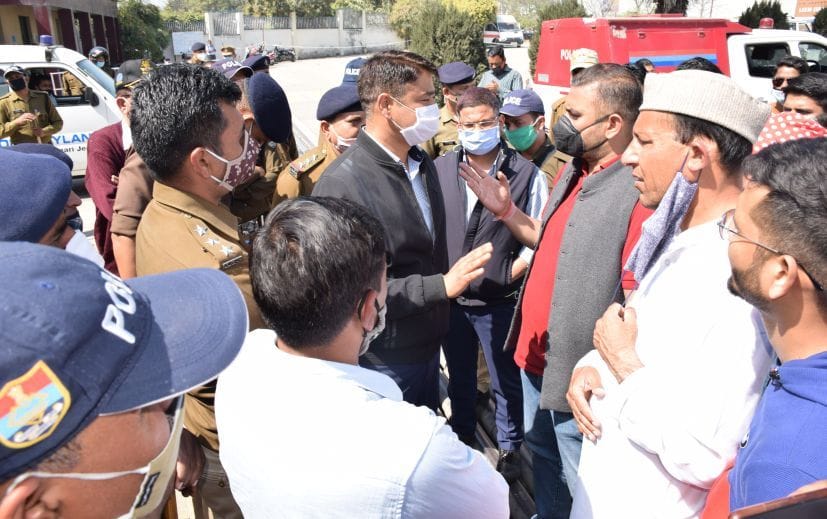 रुद्रपुर में अशोक कंपनी गेट पर प्रबंधन से नोकझोंक करते कांग्रेसी।