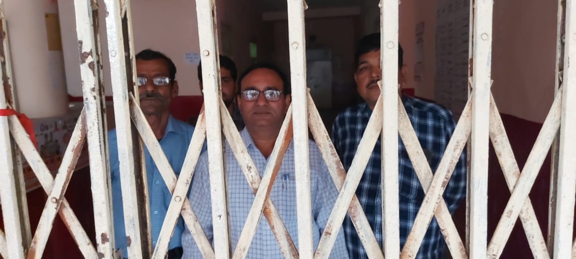 आवासीय परिसर में बंद कर्मचारी ।संवाद आवासीय परिसर में बंद कर्मचारी ।संवाद