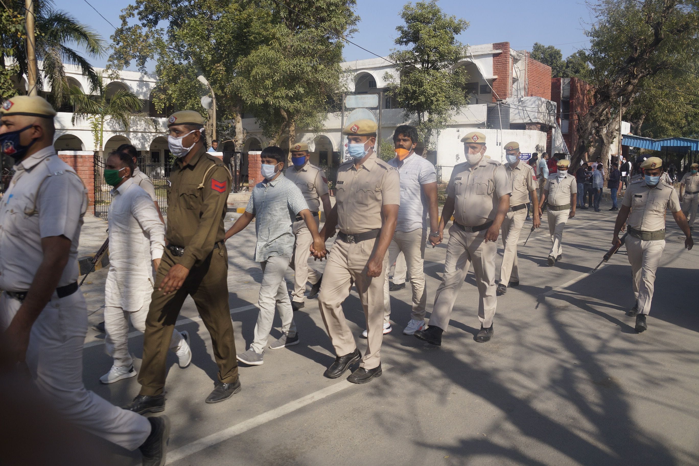 दोषियों को अदालत में पेश कर वापस ले जाती पुलिस। दोषियों को अदालत में पेश कर वापस ले जाती पुलिस।