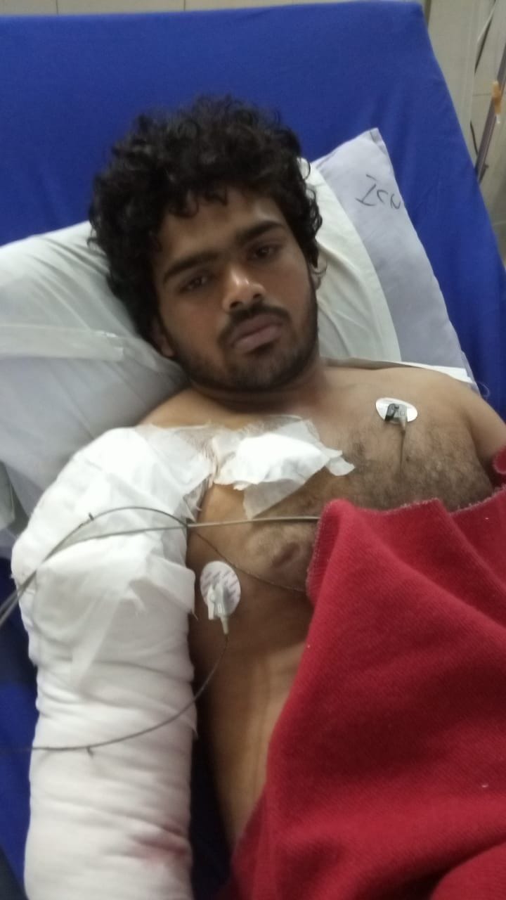 अस्पताल में उपचाराधीन दीपांशु। अस्पताल में उपचाराधीन दीपांशु।