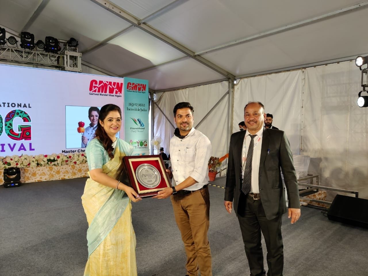 योग महोत्सव में बाईं ओर खड़ी मास्टर सेफ पंकज भदौरिया को स्मृति चिह्न भेंट करते पर्यटन महाप्रबंध? योग महोत्सव में बाईं ओर खड़ी मास्टर सेफ पंकज भदौरिया को स्मृति चिह्न भेंट करते पर्यटन महाप्रबंध?