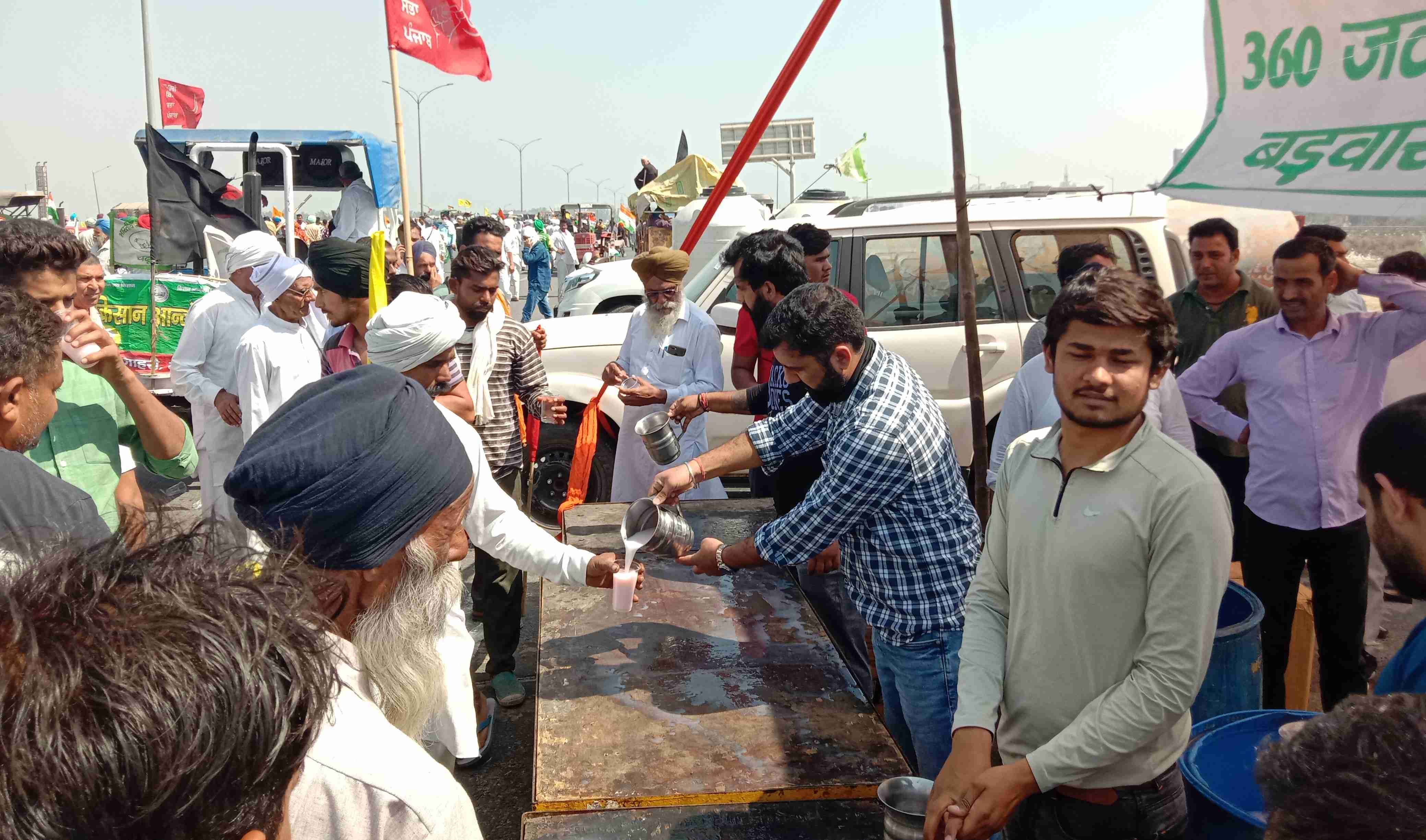 केएमपी पर लस्सी का लंगर लगाते किसान।
