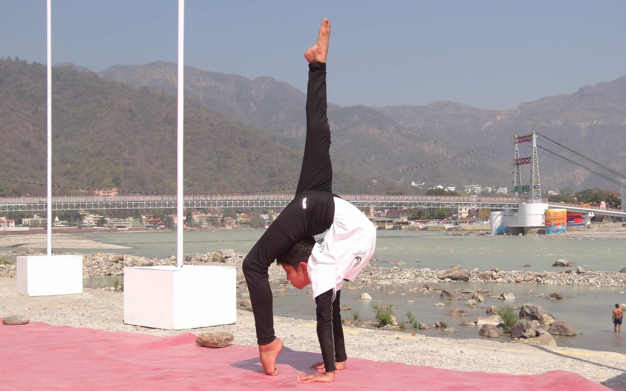 योग महोत्सव में योग मुद्राएं करता साधक। योग महोत्सव में योग मुद्राएं करता साधक।