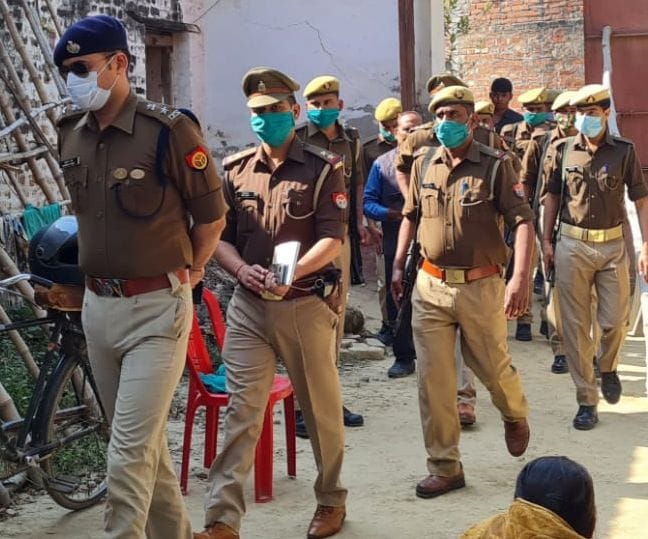 हरदोई घटनास्थल पर जांच करते एसपी अनुराग वत्स। संवाद हरदोई घटनास्थल पर जांच करते एसपी अनुराग वत्स। संवाद