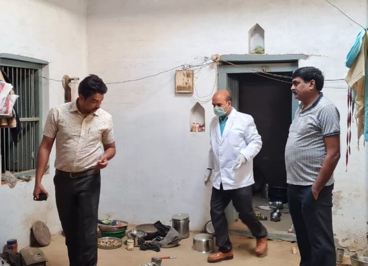 हरदोई मौके पर जांच करती फॉरेंसिक टीम। संवाद हरदोई मौके पर जांच करती फॉरेंसिक टीम। संवाद