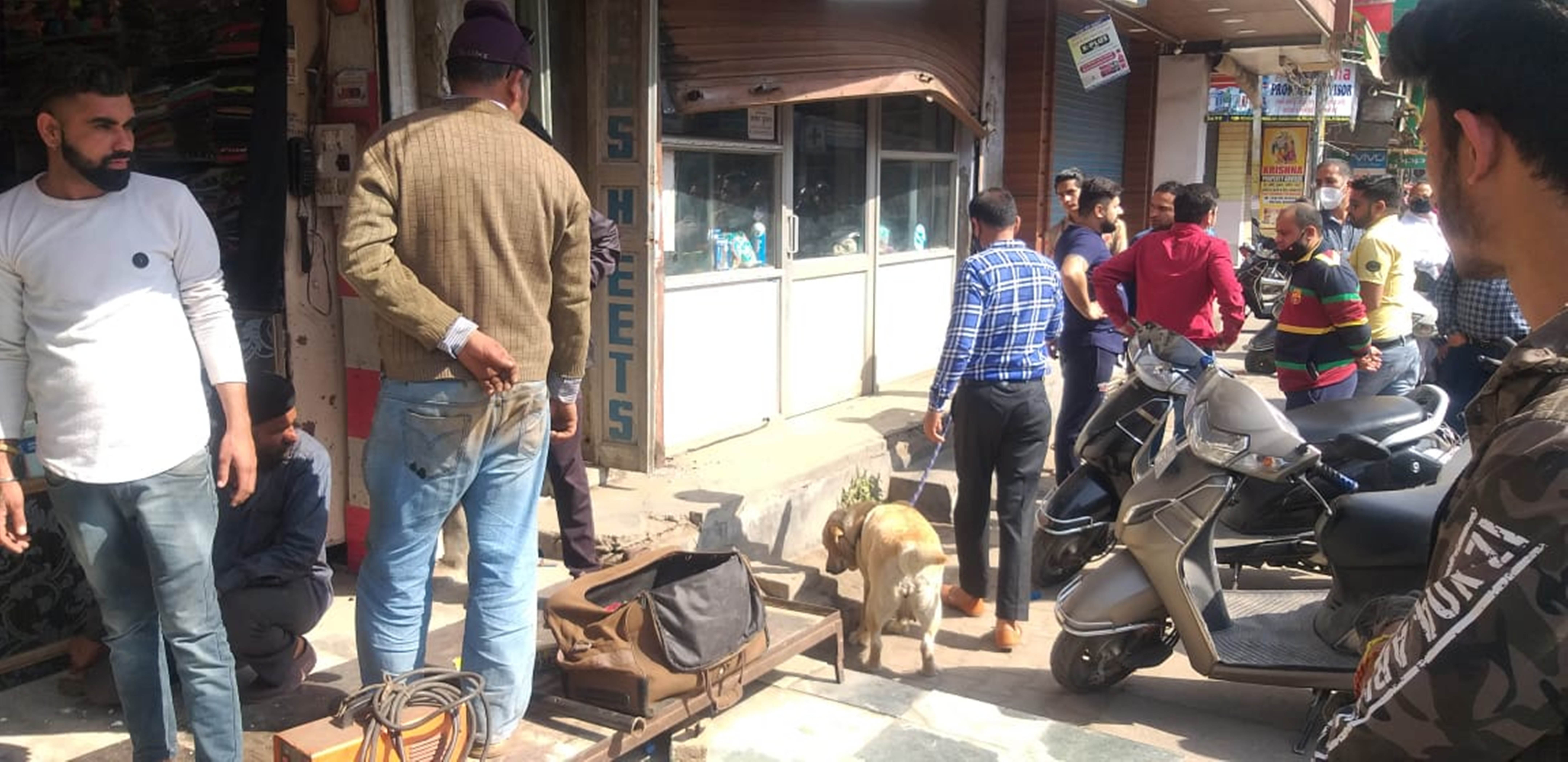 डॉग स्क्वायड की मदद से सुराग ढूंढते पठानकोट पुलिस के अधिकारी। संवाद डॉग स्क्वायड की मदद से सुराग ढूंढते पठानकोट पुलिस के अधिकारी। संवाद