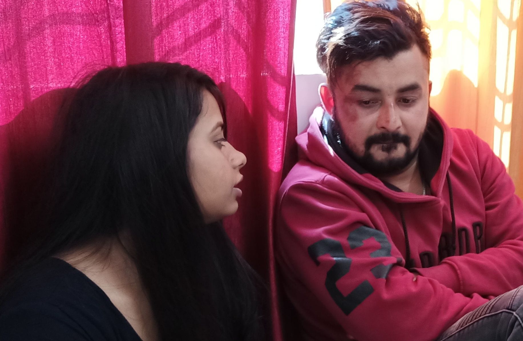 कोतवाली में आरोपी नीशू द्विवेदी और मिन्नी। संवाद कोतवाली में आरोपी नीशू द्विवेदी और मिन्नी। संवाद