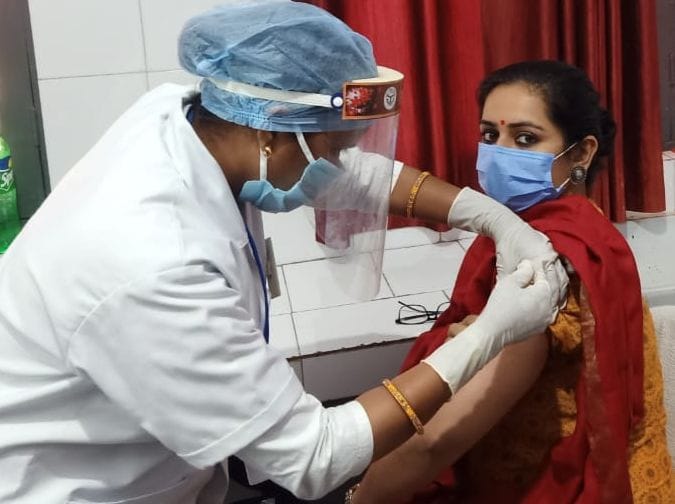 जिला महिला अस्पताल में कोरोना वैक्सीन का दूसरा टीका लगवाती डीएम अपूर्वा दुबे। संवाद जिला महिला अस्पताल में कोरोना वैक्सीन का दूसरा टीका लगवाती डीएम अपूर्वा दुबे। संवाद