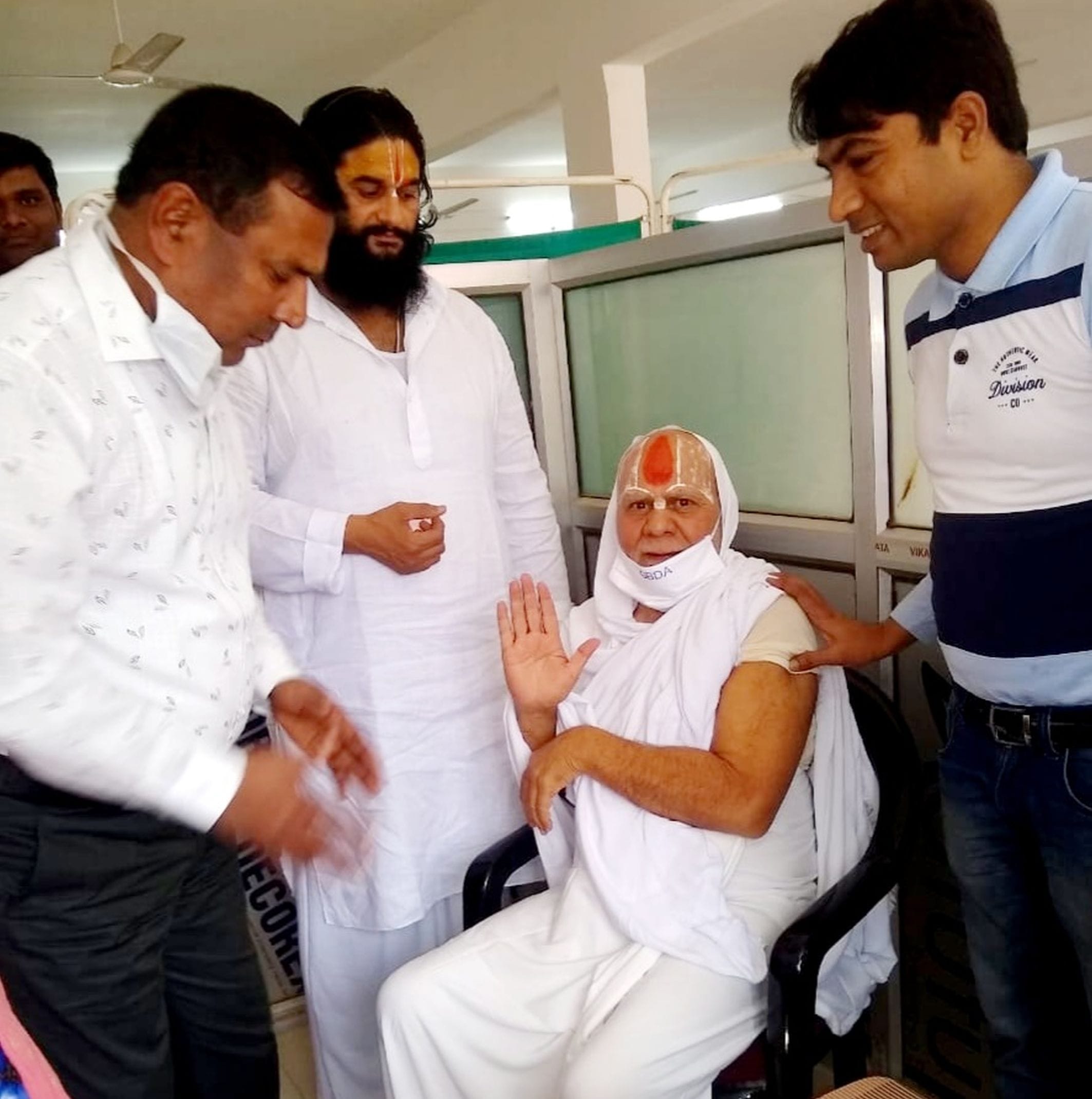 कोरोना की वैक्सीन लगवाते महंत ज्ञान दास कोरोना की वैक्सीन लगवाते महंत ज्ञान दास