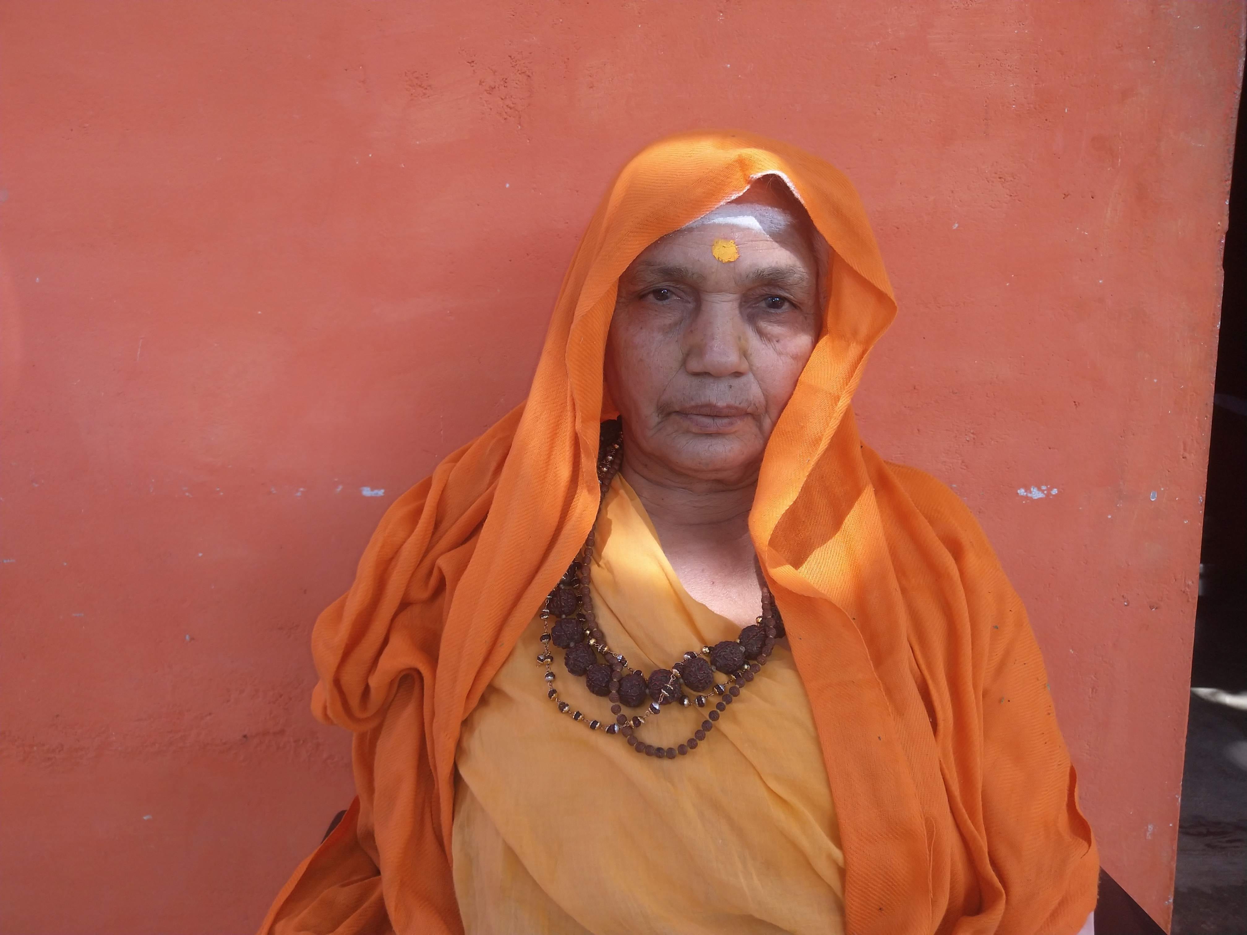 कमला गिरि, पुजारी, हजारिया मंदिर सीतापाठ।