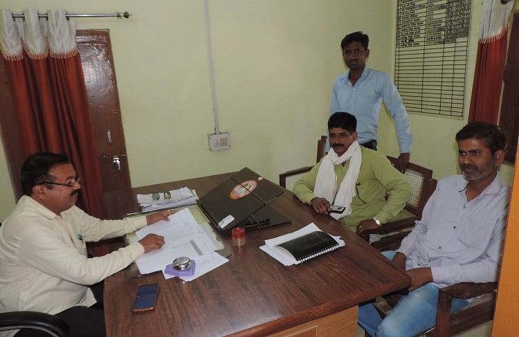 पंचायत चुनाव: जसरापुर सरैया में मनमाने तरीके से आरक्षण करने का आरोप सदर ब्लाक में आपत्ति दर्ज कराते लोग।