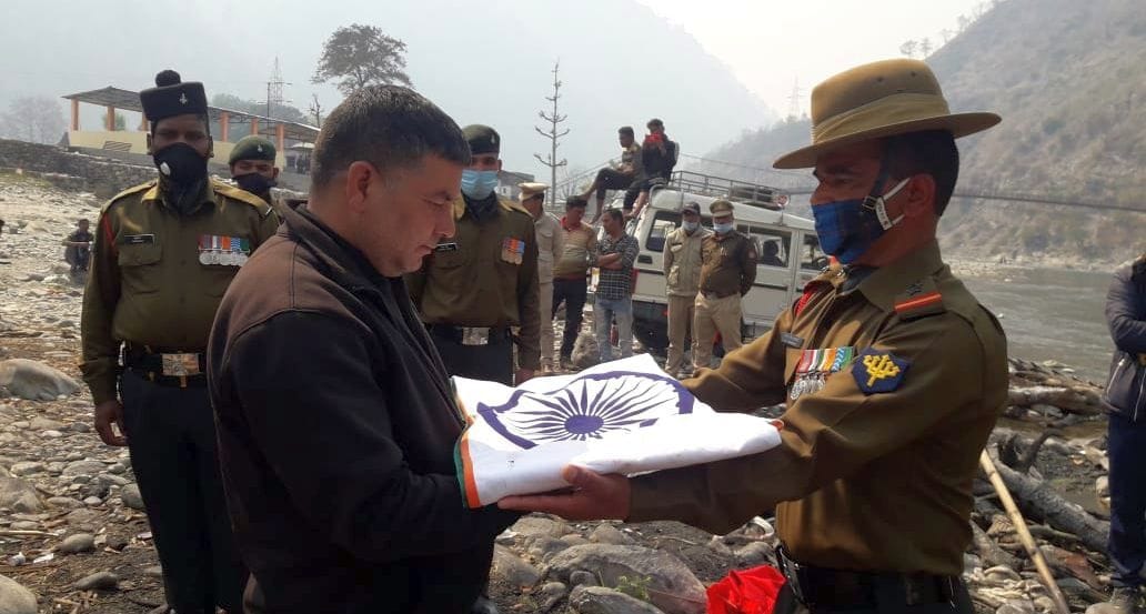 शहीद के चाचा को तिरंगा सौपते आसाम राइफल के हवलदार।