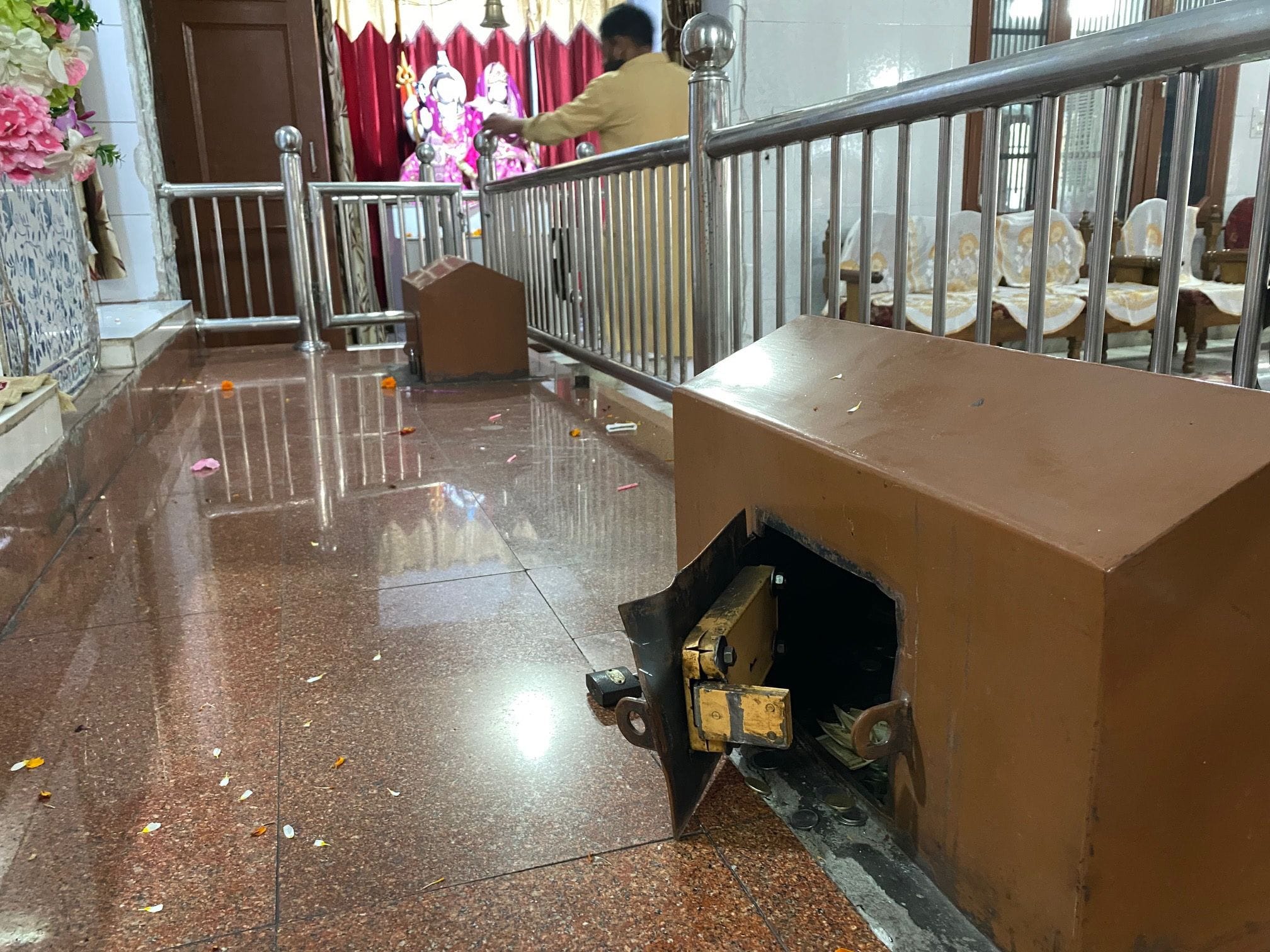 मंदिर में टूटा हुआ दानपात्र। मंदिर में टूटा हुआ दानपात्र।