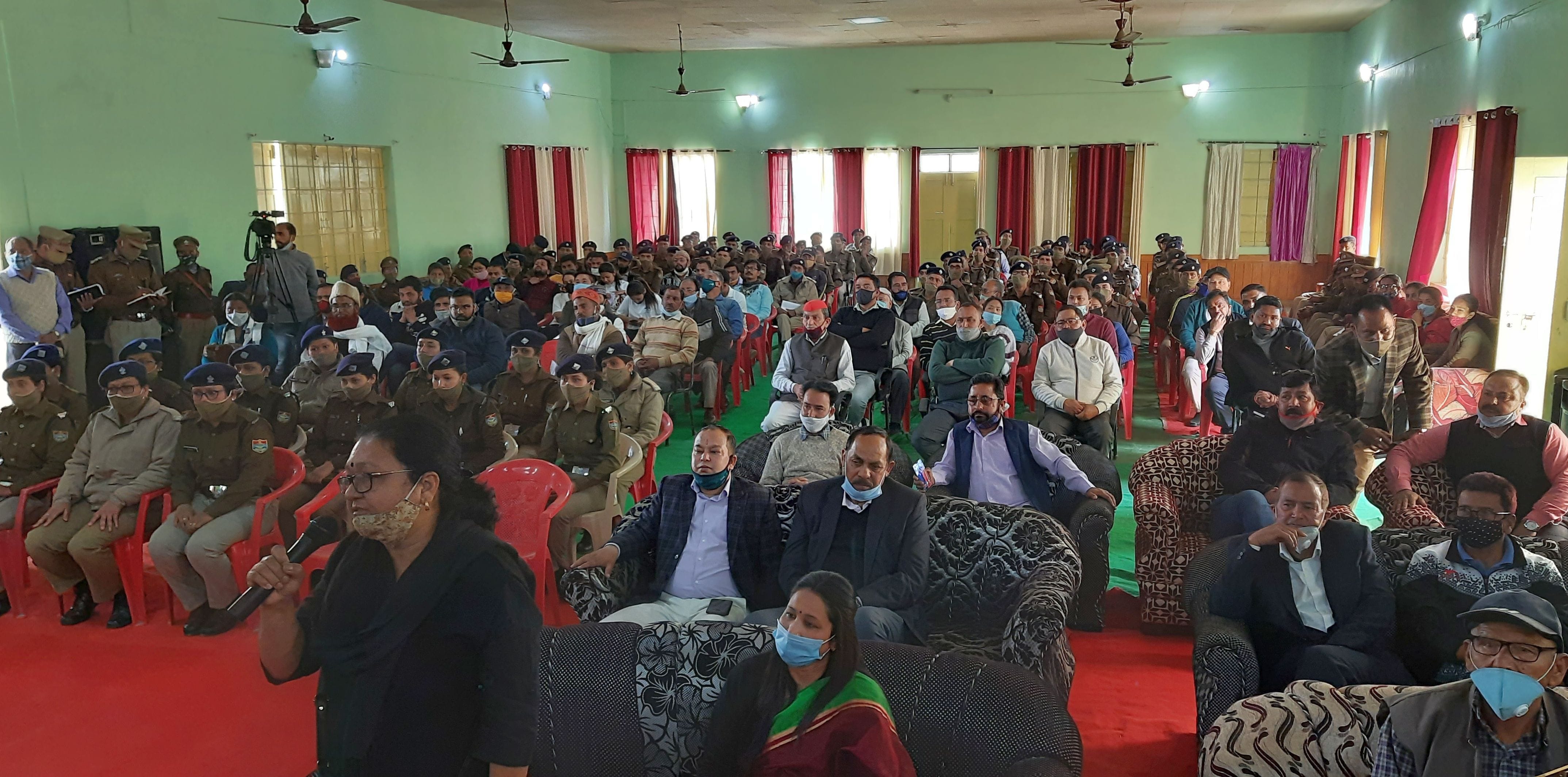 पिथौरागढ़ पुलिस लाइन गौरी हॉल में जनसंवाद कार्यक्रम में मौजूद लोग। पिथौरागढ़ पुलिस लाइन गौरी हॉल में जनसंवाद कार्यक्रम में मौजूद लोग।