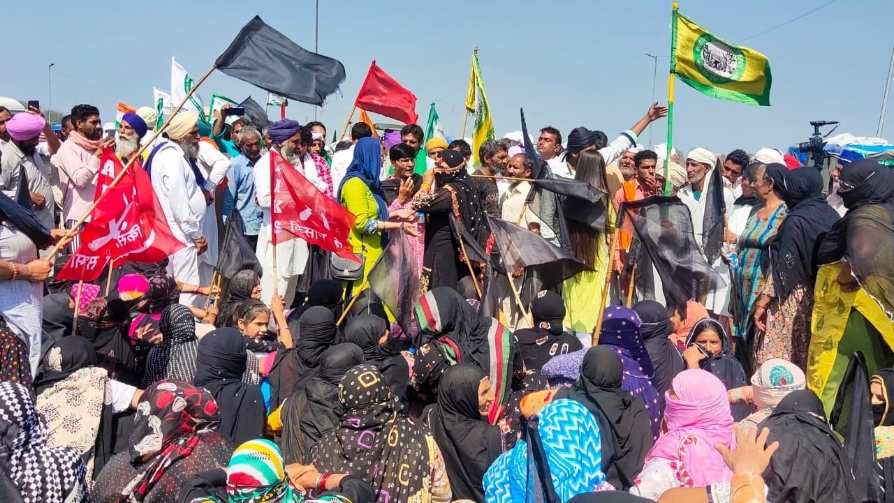 काली चुन्नी ओढ़कर आई महिलाओं ने काले झंडे लेकर किया प्रदर्शन। काली चुन्नी ओढ़कर आई महिलाओं ने काले झंडे लेकर किया प्रदर्शन।