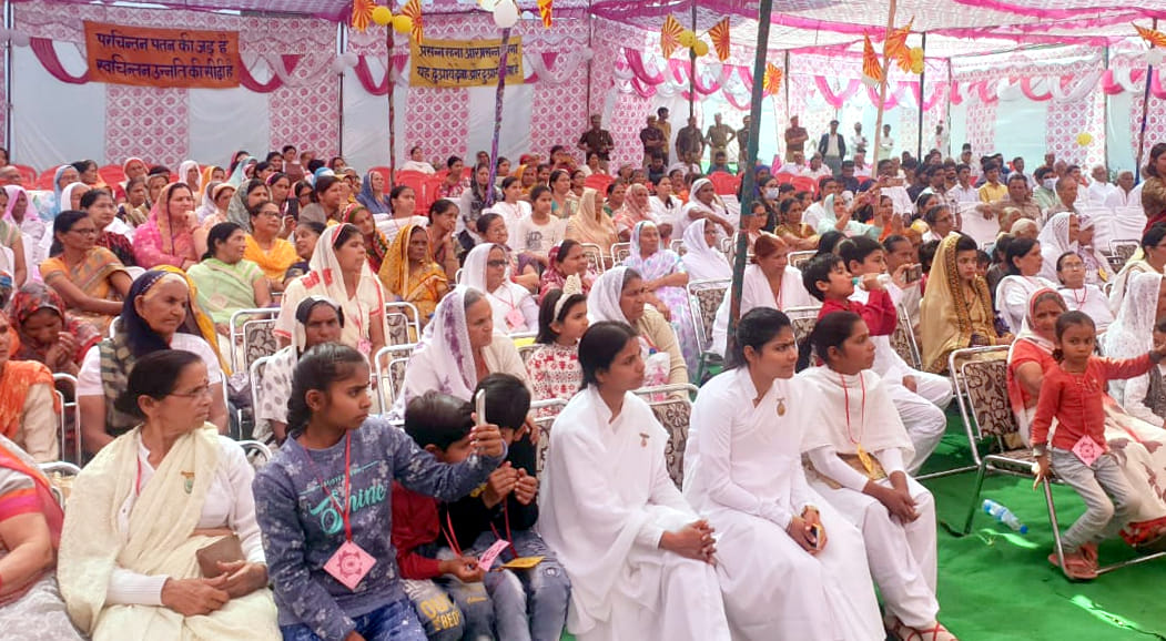 चांदपुर में त्रिमूर्ति शिव जयंती महोत्सव में उपस्थित महिलाएं। चांदपुर में त्रिमूर्ति शिव जयंती महोत्सव में उपस्थित महिलाएं।