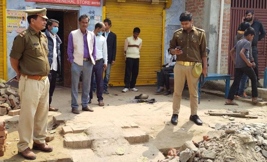 फोटो-34- घटना के बाद ग्राम श्यामदासपुर में जांच करते पुलिस अधिकारी। संवाद फोटो-34- घटना के बाद ग्राम श्यामदासपुर में जांच करते पुलिस अधिकारी। संवाद