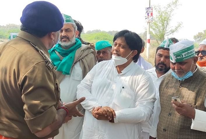 Lok Dal National President Chaudhary Sunil Singh Detained After Reached Varanasi Said Told Sp-bsp Are B Team Of Bjp - बनारस पहुंचे लोकदल के राष्ट्रीय अध्यक्ष हिरासत में लिए गए, सपा-बसपा को